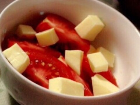 簡単すぎる♡トマト&角切りチーズのサラダ